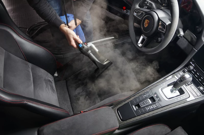 pulizia professionale a vapore degli interni auto